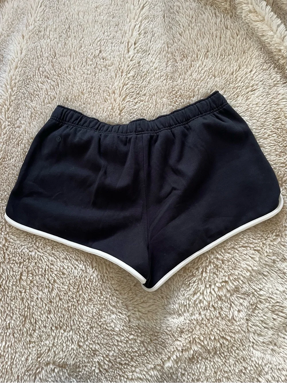 Lululemon MR Scuba Shorts - Picture 2 of 5